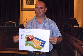 Francisco Javier Altamirano con el plano del proyecto del parque Tecnorute  